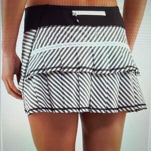 Lululemon sz 8 Run Pace Setter Skirt - classic black white stripe - tennis run